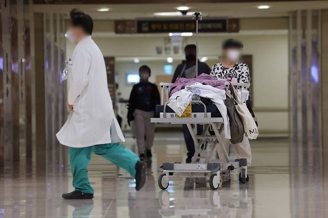 19일 서울 시내 한 대학병원에서 의료 관계자와 환자들이 이동하고 있다. (사진=연합뉴스)