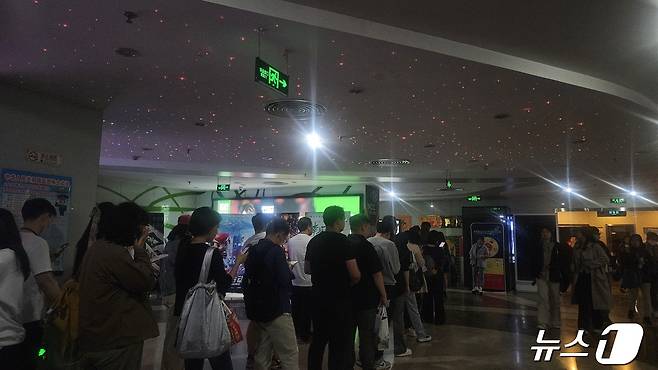 지난 20일 오후 8시 중국 하이뎬구에 위치한 한 영화관에서 중국인 관람객들이 영화 파묘를 보기 위해 긴 줄을 서있다.  ⓒ정은지 특파원