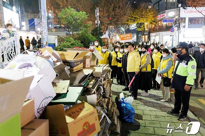 박강수 마포구청장이 홍대 일대에 무분별하게 쌓여 있는 쓰레기 더미 정비를 지시하고 있다.(마포구청 제공)