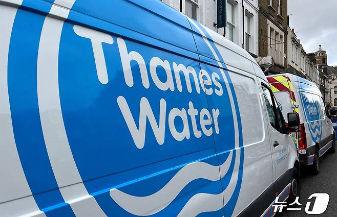 3일(현지시간) 영국 런던에서 템스 워터 밴이 하수도 수리 및 유지보수 작업을 위해 도로에 주차돼 있다. 2024.04.03/ ⓒ 로이터=뉴스1 ⓒ News1 권진영 기자