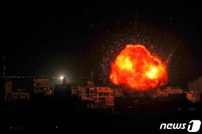 이스라엘과 팔레스타인 무장정파 하마스 간 전투가 지속되고 있는 가운데 26일(현지시간) 가자지구 남부 라파에서 이스라엘의 포격으로 불덩이가 치솟고 있다. 2024.03.27 ⓒ AFP=뉴스1 ⓒ News1 조소영 기자