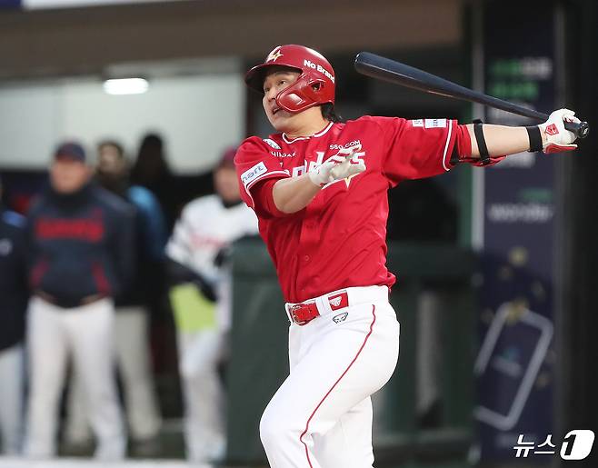 23일 오후 부산 사직야구장에서 열린 '2024 신한 SOL 뱅크 KBO리그' 롯데 자이언츠와 SSG 랜더스의 경기, 1회초 무사 1루 상황 SSG 최정이 2루타를 치고 있다. 2024.4.23/뉴스1 ⓒ News1 윤일지 기자