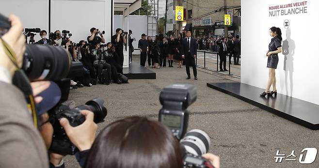 뉴진스 민지가 23일 서울 성동구 한 매장에서 열린 패션 브랜드 행사에서 포즈를 취하고 있다. ⓒ News1 권현진 기자