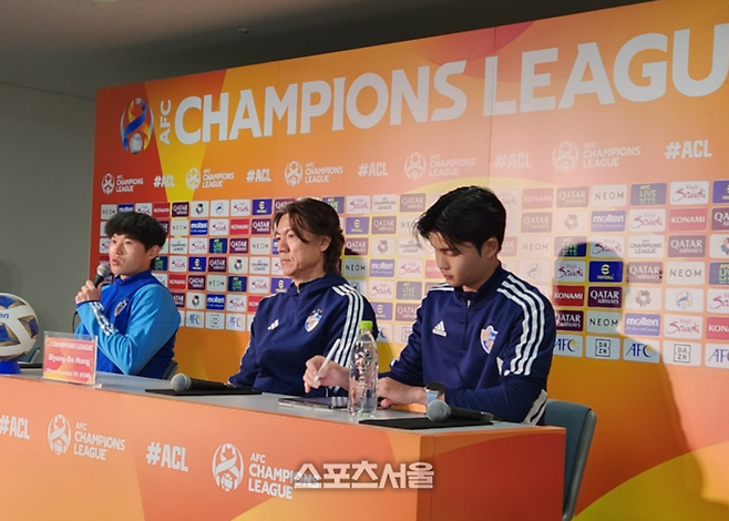 울산 홍명보(가운데) 감독과 이동경(왼쪽)이 요코하마 닛산 스타디움에서 열리는 2023~2024 ACL 4강 2차전 요코하마 마리노스와 경기를 하루 앞둔 23일 공식 기자회견에 참석해 취재진 질문에 답하고 있다. 요코하마 | 김용일기자