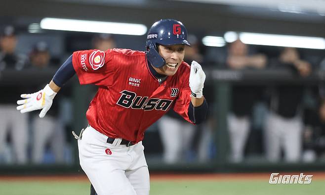 황성빈이 21일 사직구장에서 열린 KT와 더블헤더 2차전에서 1루로 전력질주하고 있는 모습. 사진 | 롯데 자이언츠