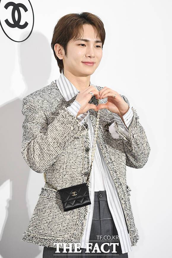 그룹 샤이니 키가 23일 오후 서울 성동구 샤넬 루쥬 알뤼르 팝업 스토어에서 열린 포토월 행사에 참석해 포즈를 취하고 있다. /장윤석 기자