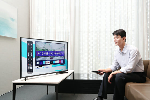 삼성전자 모델이 '시각·청각 장애인용 TV 보급사업' 공급 모델인 '40형 풀HD 스마트 TV'를 소개하는 있다.(사진=삼성전자)