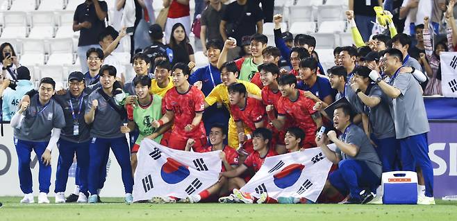 22일 카타르 알라이얀 자심 빈 하마드 스타디움에서 열린 2024 아시아축구연맹(AFC) U-23 아시안컵 조별리그 B조 3차전 대한민국과 일본의 경기에서 1대0으로 승리한 대한민국 선수들이 기념촬영을 하고 있다. /뉴시스