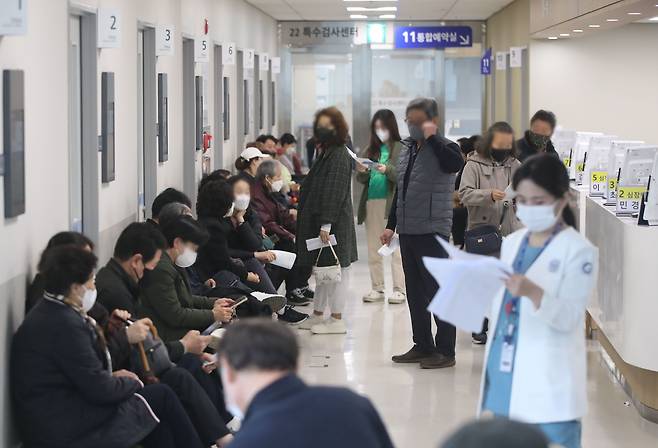 3월 12일 오전 인천 계양구 인천세종병원 뇌혈관센터 접수실이 환자들로 붐비고 있다. / 장련성 기자