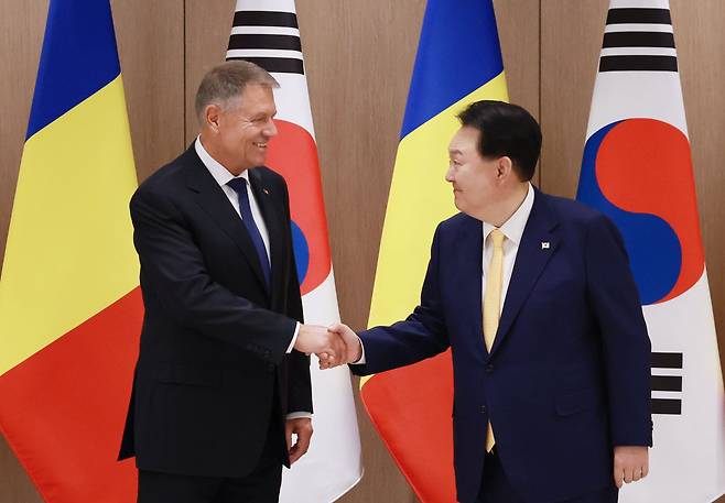 윤석열 대통령이 23일 서울 용산 대통령실 청사에서 열린 한·루마니아 확대 정상회담에서 클라우스 요하니스 대통령과 악수하고 있다. /연합뉴스