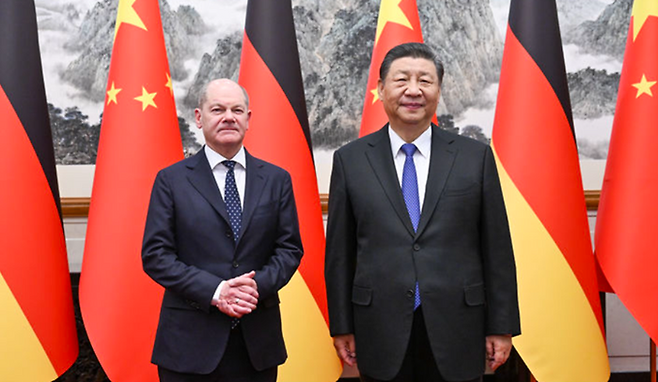 지난 16일 중국 베이징에서 시진핑(오른쪽) 중국 국가주석과 올라프 숄츠 독일 총리가 정상회담 기념 사진 촬영을 하고있다. ⓒ신화/뉴시스