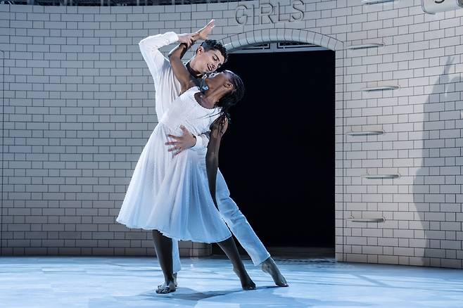 매슈 본이 안무한 댄스 뮤지컬 ‘로미오와 줄리엣’의 ‘발코니 2인무’ 장면으로 두 무용수가 키스한 채 서로를 끌어당기고 바닥을 구르는 춤이 펼쳐진다. 유니버설발레단·LG아트센터 제공ⓒJohan Persson