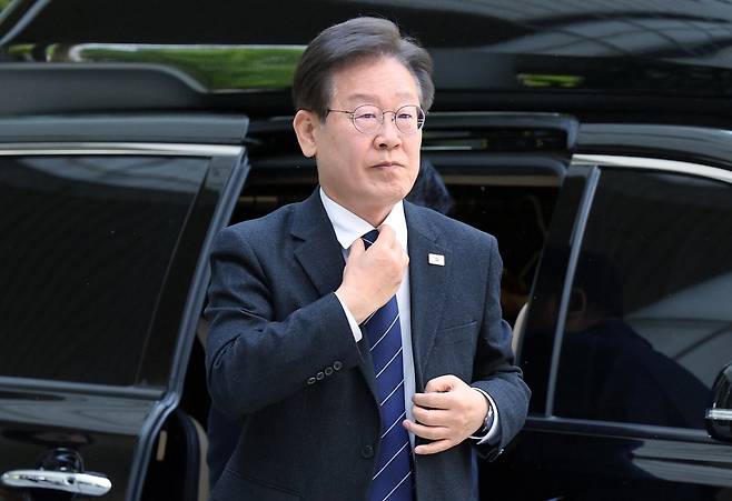 이재명 더불어민주당 대표가 23일 서울 서초구 서울중앙지방법원에서 열린 ‘대장동 배임·성남FC 뇌물’ 관련 특정범죄가중처벌등에관한법률위반(뇌물) 등 공판에 출석하고 있다. 2024.4.23.뉴스1