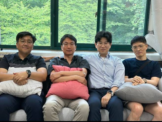 (왼쪽부터) 최원진 미국 로렌스리버모어국립연구원 박사, 채수상 한국기술교육대 교수, 오진영 경희대 교수, 이태일 가천대 교수. 한국연구재단 제공.