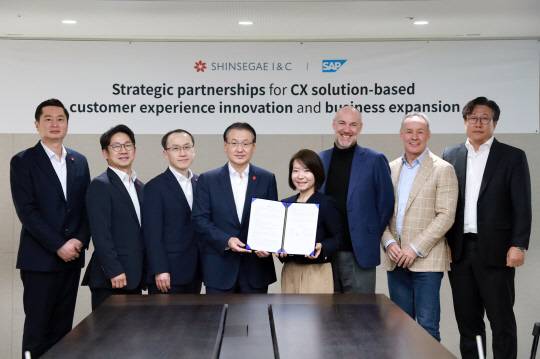 형태준(왼쪽 4번째) 신세계I&C 대표, 신은영(왼쪽 5번째) SAP코리아 대표, 기어트 리만(왼쪽 6번째) SAP 글로벌 CX부문 CRO 등 양사 주요 관계자가 협약식에서 기념촬영하고 있다. 신세계I&C 제공