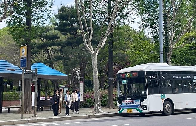 22일 경기도 성남시 분당구 서현동 한 버스정류장에서 시민들이 시내버스를 기다리고 있다. 김기성 기자