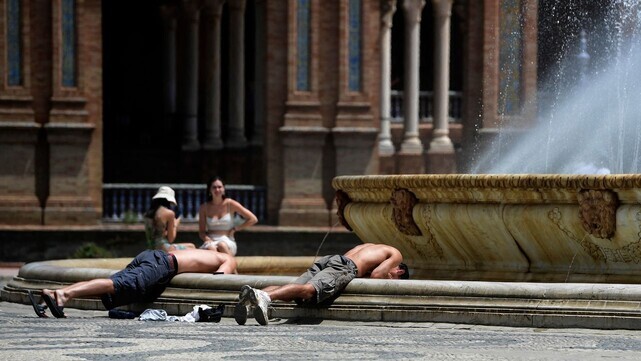 지난해 8월7일(현지시각) 한낮 기온이 섭씨 40도를 웃돈 스페인의 세비야에서 두 남자가 웃통을 벗어 던지고 에스파냐 광장 분수대의 물에 머리를 담가 더위를 식히고 있다. 세비야/AFP 연합뉴스
