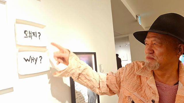 김창일 작가가 아라리오 천안 갤러리에서 자신의 예술 철학을 들려주고 있다. 천안=윤형권 기자