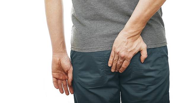 방귀를 계속 참으면 제때 가스를 배출하지 못해 변비에 걸릴 수 있다./사진=클립아트코리아