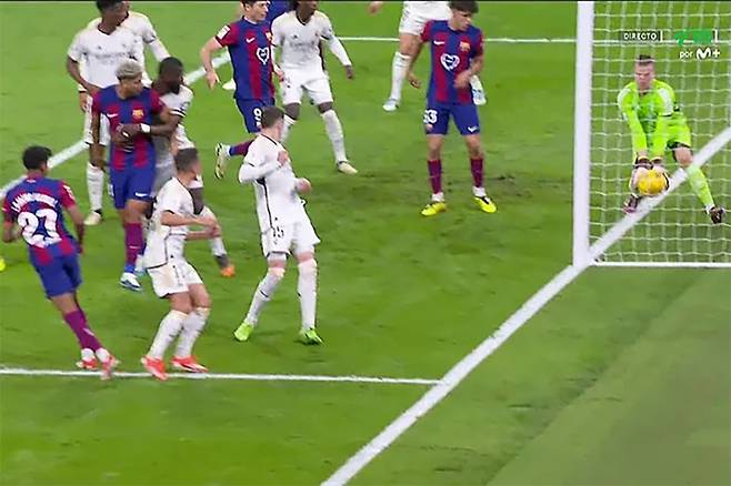 바르셀로나가 득점으로 인정해야 한다고 주장하고 있는 라민 야말의 슈팅 장면. 사진=마르카