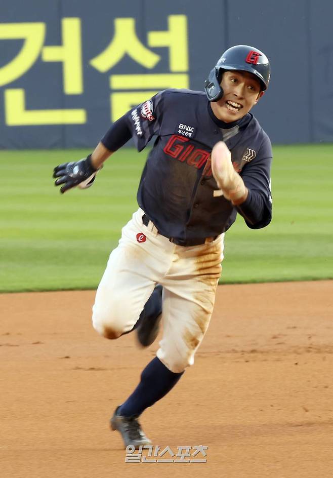 18일 오후 서울 잠실야구장에서 열린 프로야구 롯데와 LG 경기. 롯데 황성빈이 1회 레이예스의 내야안타때 2루에서 홈으로 뛰고있다. 잠실=정시종 기자 capa@edaily.co.kr /2024.04.18.