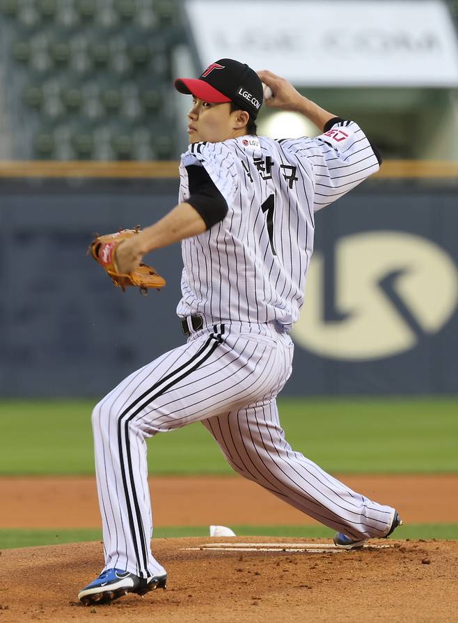 17일 오후 서울 잠실야구장에서 열린 프로야구 롯데와 LG 경기. LG 선발 임찬규가 힘차게 공을 던지고 있다. 잠실=정시종 기자 capa@edaily.co.kr /2024.04.17.