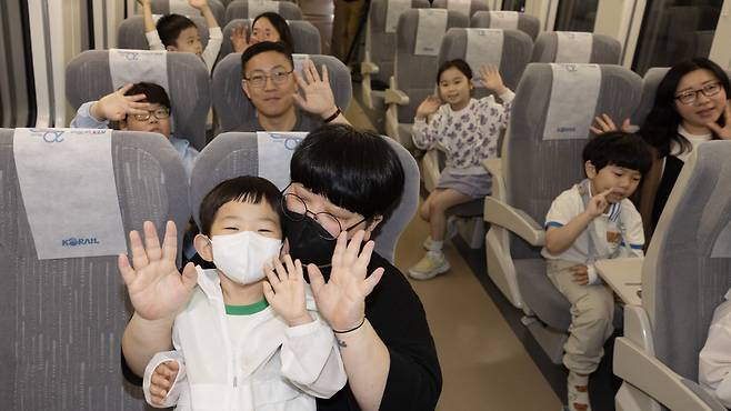 시승행사에 참가한 시민들이 KTX-청룡에 탑승해 취재진을 향해 손을 흔들고 있다. 전민규 기자