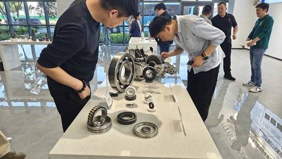 산둥(山東)성 쯔보(淄博)에 위치한 중차이가오신(中材高新) 질화물세라믹회사의 질화규소 세라믹 베어링의 일부. 신화통신