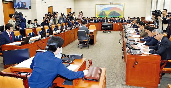 23일 열린 국회 정무위원회 전체회의에서 백혜련 정무위원장이 의사봉을 두드리고 있다. 이날 야당 의원들이 가맹사업법과 민주유공자법의 본회의 직회부안을 강행 처리하는 가운데 여당 측에서는 강민국 의원(왼쪽)이 홀로 참석해 의사진행발언 이후 퇴장했다.  강은구 기자