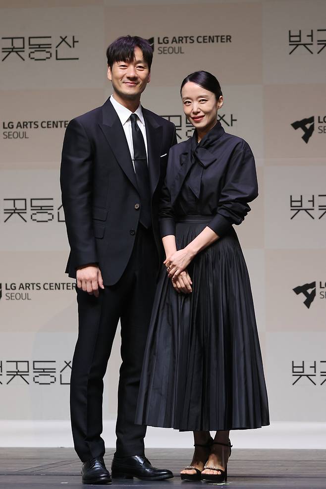 배우 박해수와 전도연이 23일 강서구 LG아트센터 서울에서 열린 연극 ‘벚꽃동산’ 제작발표회에서 포즈를 취하고 있다.  연합뉴스