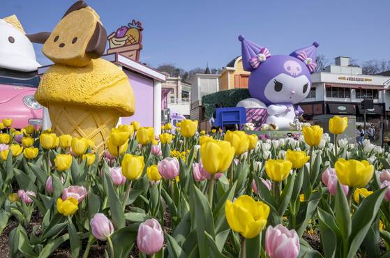 Everland’s Four Seasons Garden attracts visitors with Sanrio characters this spring. [SAMSUNG C&T]