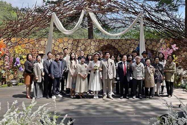 23일 국립백두대간수목원 꽃마숲공연장에서 열린 결혼식. 한국수목원정원관리원
