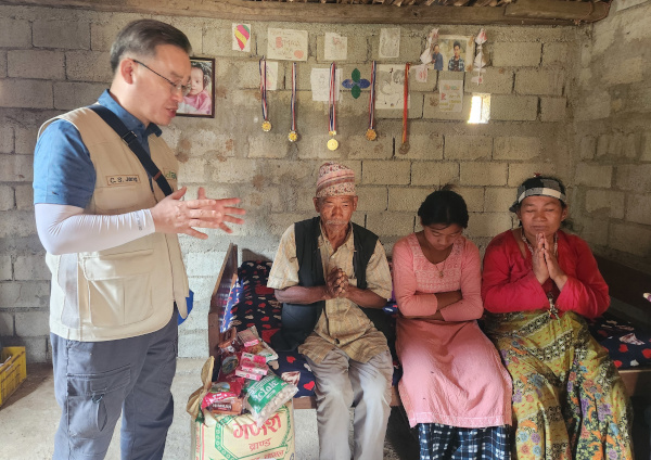 장창수(왼쪽) 대구 대명교회 목사가 지난 10일(현지시간) 네팔 마카완푸르 발딸센터 인근의 망갈리 가하란양 가정에 방문해 가족들을 위해 기도하고 있다.