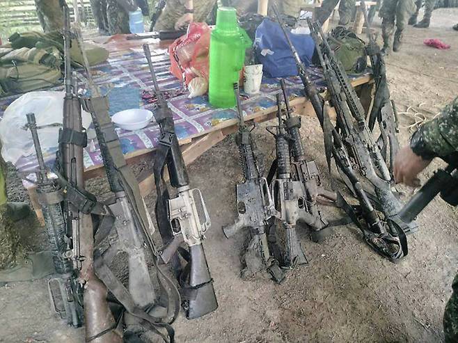 22일(현지시간) 필리핀 남부 민다나오섬에서 필리핀군이 무슬림 반군 방사모로이슬람자유전사단(BIFF)과 교전한 뒤에 BIFF측에서 압수한 총기들. [AP 연합뉴스]