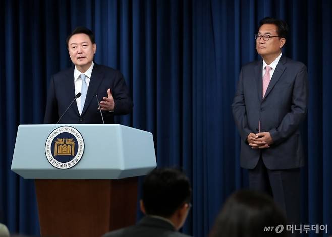 (서울=뉴스1) 오대일 기자 = 윤석열 대통령이 22일 용산 대통령실 청사 브리핑룸에서 신임 대통령 비서실장에 임명한 정진석 의원을 소개하고 있다. 2024.4.22/뉴스1  Copyright (C) 뉴스1. All rights reserved. 무단 전재 및 재배포,  AI학습 이용 금지. /사진=(서울=뉴스1) 오대일 기자