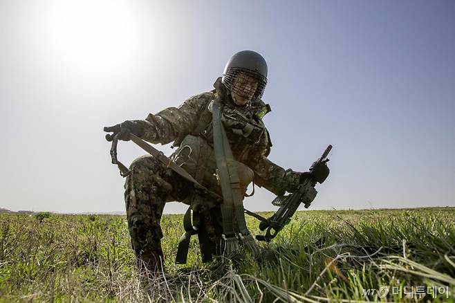 지난 18일 경기도 오산비행장에서 열린 한미 연합 공중침투훈련에서 특전사 대원이 강하를 마친 후 낙하산을 정리하고 있다. / 사진=육군