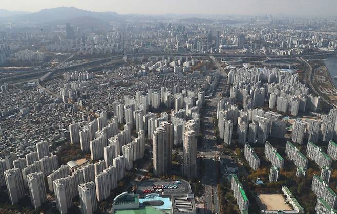 지난달 서울 아파트 거래량은 지난해 최대치에 가까운 것으로 나타났다. 저가 매물이 팔리면서 매도인과 매수인 간 희망가격 격차도 커지는 상황이다. /사진=뉴스1