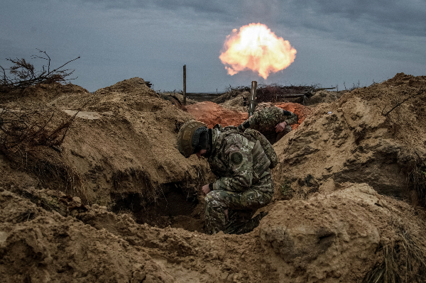 우크라이나군이 전선에서 밀리기 시작했다. 사진은 포탄을 발사하는 우크라이나군의 모습. /사진=로이터