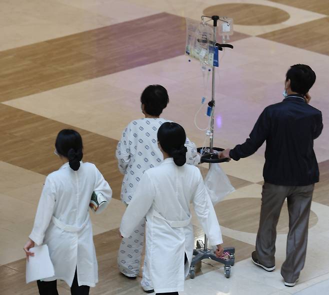 서울 시내 한 대학병원에서 의료 관계자와 환자들이 이동하고 있다. [연합]