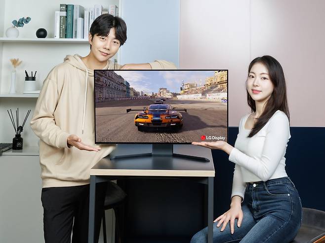LG디스플레이 모델이 31.5인치 게이밍 OLED 패널을 소개하고 있다. [LG디스플레이 제공]