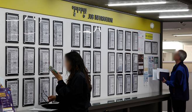 서울의 한 고용센터에서 구직자들이 일자리정보 게시판을 살펴보고 있다. [연합]