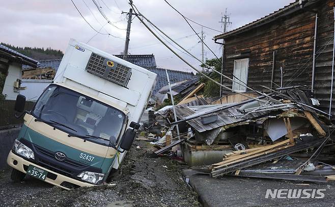 [이시카와=AP/뉴시스]노토반도 지진의 피해지역 지원을 위해 일본 정부는 올해 예산의 예비비에서 1조원 이상 추가 지출하기로 결정했다고 NHK가 23일 보도했다. 지난 1월5일 일본 이시카와현 와지마시의 한 도로에 트럭이 쓰러져 있다. 2024.04.23.