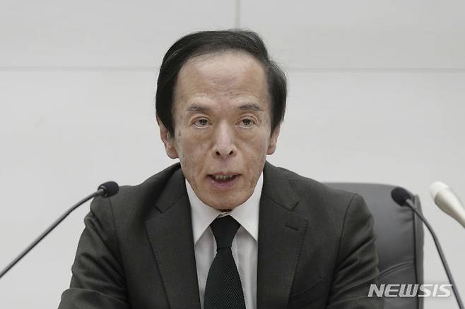 [도쿄=AP/뉴시스]우에다 가즈오 일본은행 총재가 25일부터 이틀 간 열리는 금융정책결정회의를 앞두고 물가가 목표치인 2%를 향해 상승해 나가면 추가로 금리를 인상할 것이라는 뜻을 밝혔다. 우에다 가즈오 총재가 지난달 19일 일본은행 본점에서 기자회견을 하고 있다. 2024.04.23.