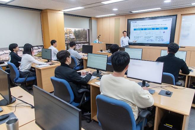 광양제철소 직원들이 광양 포스코인재창조원 교육관에서 '뉴칼라' 파이썬 교육과정을 수강하고 있다. 광양제철소 제공