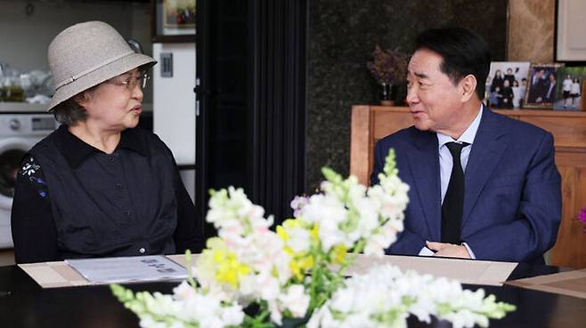 새로운미래 이석현 비상대책위원장이 23일 경남 김해시 진영읍 봉하마을에서 권양숙 여사를 예방하고 있다. (사진=새로운미래 제공, 연합뉴스)