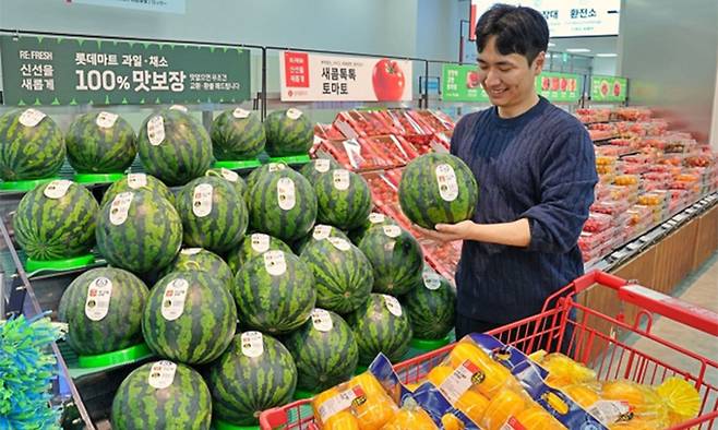 롯데마트와 슈퍼는 인공지능(AI) 선별 수박, 참외를 선보인다. 롯데마트 제공