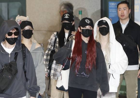 르세라핌, 코첼라 마치고 귀국 - 르세라핌이 ‘코첼라’ 일정을 마치고 22일 인천국제공항을 통해 미국에서 귀국하고 있다. 2024.4.22 뉴스1