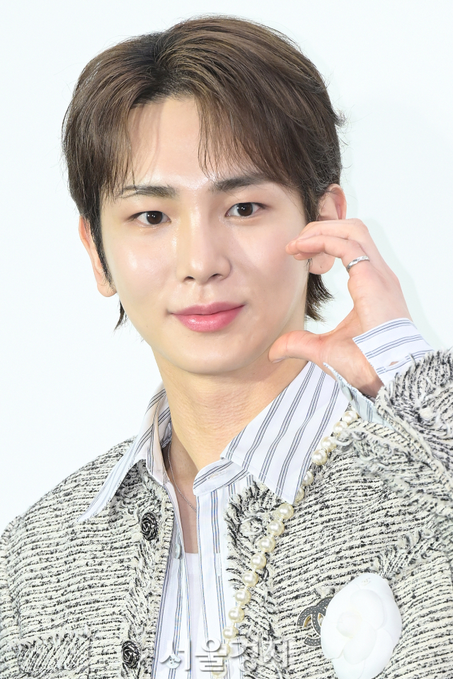 샤이니(SHINee) 키가 23일 오후 성동구 모처에서 열린 샤넬 루쥬 알뤼르 팝업스토어 오픈 기념 포토콜에서 포즈를 취하고 있다. 김규빈 기자 2024.04.23