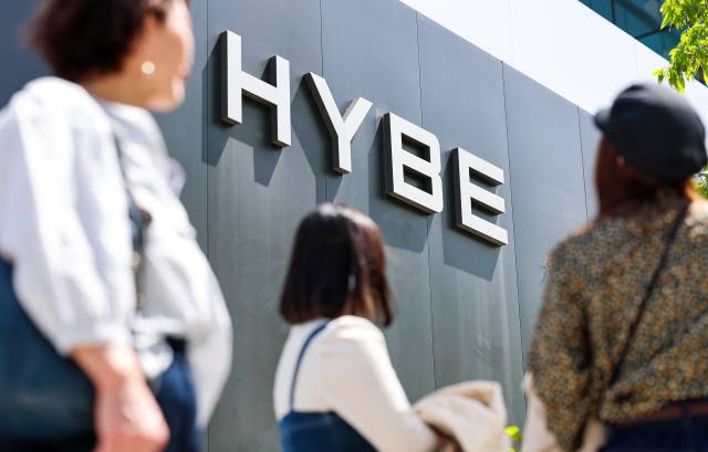 가요 기획사 하이브가 산하 레이블 어도어와 민희진 대표에 대한 감사에 착수한 가운데 23일 시민들이 서울 용산구 하이브 사옥을 지나고 있다. /연합뉴스