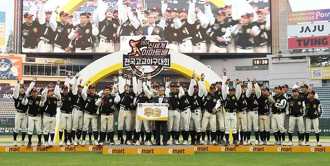 ▲ 최근 패배를 모르고 있는 덕수고는 공수 모두에서 조화로운 경기력을 선보이며 왜 고교야구 최강팀인지를 잘 증명했다 ⓒSSG랜더스